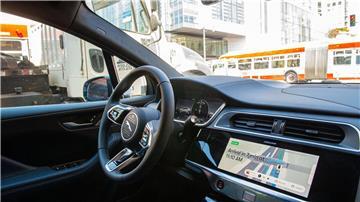 Waymo kutschiert Fahrgäste in mehreren US-Städten ohne einen Menschen am Steuer. (Archivbild)