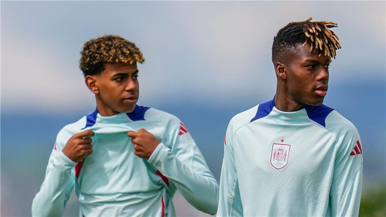 Wayne Rooney hat Nico Williams (r) mit einem der größten Fußballer verglichen.