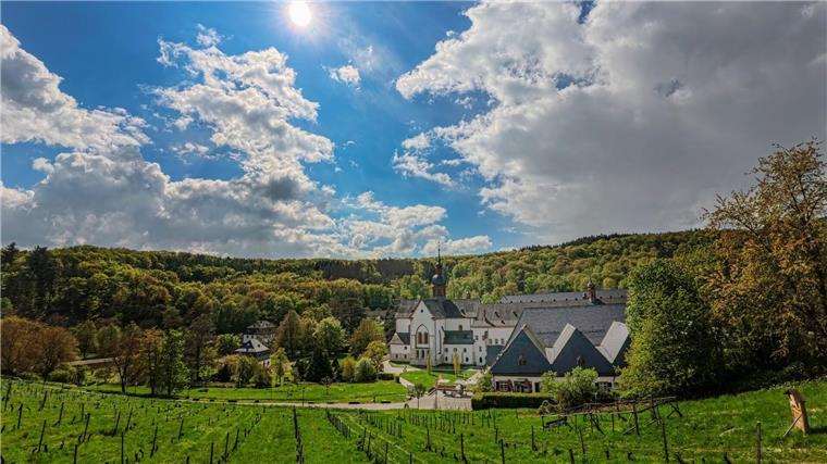 111 Flaschen Wein für Matthias Jügler Wechselhaftes Aprilwetter über dem Kloster Eberbach. Der Rheingau Literatur Preis 2024 ist mit 111 Flaschen Wein und 11.111 Euro dotiert. Dieses Jahr geht er an Matthias Jügler für seinen Roman „Maifliegenzeit“.