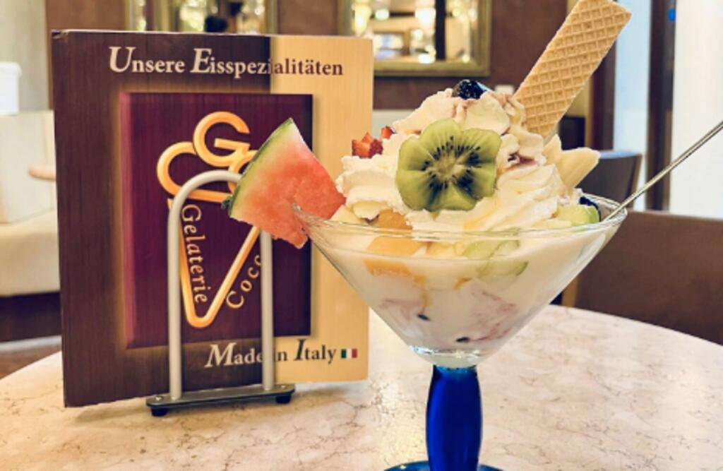 großer Eisbecher mit Früchten.