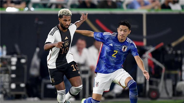 Wechselt zu Werder Bremen: Japans Nationalspieler Yukinari Sugawara (r) (Archivbild)