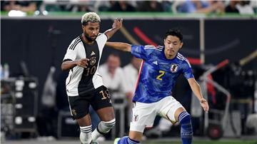 Wechselt zu Werder Bremen: Japans Nationalspieler Yukinari Sugawara (r) (Archivbild)