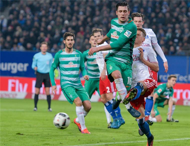 Weder Bremens Zlatko Junuzovic (Mitte vorne) noch Hamburgs Matthias Ostrzolek hilft das 2:2-Unentschieden im Abstiegskampf groß weiter.