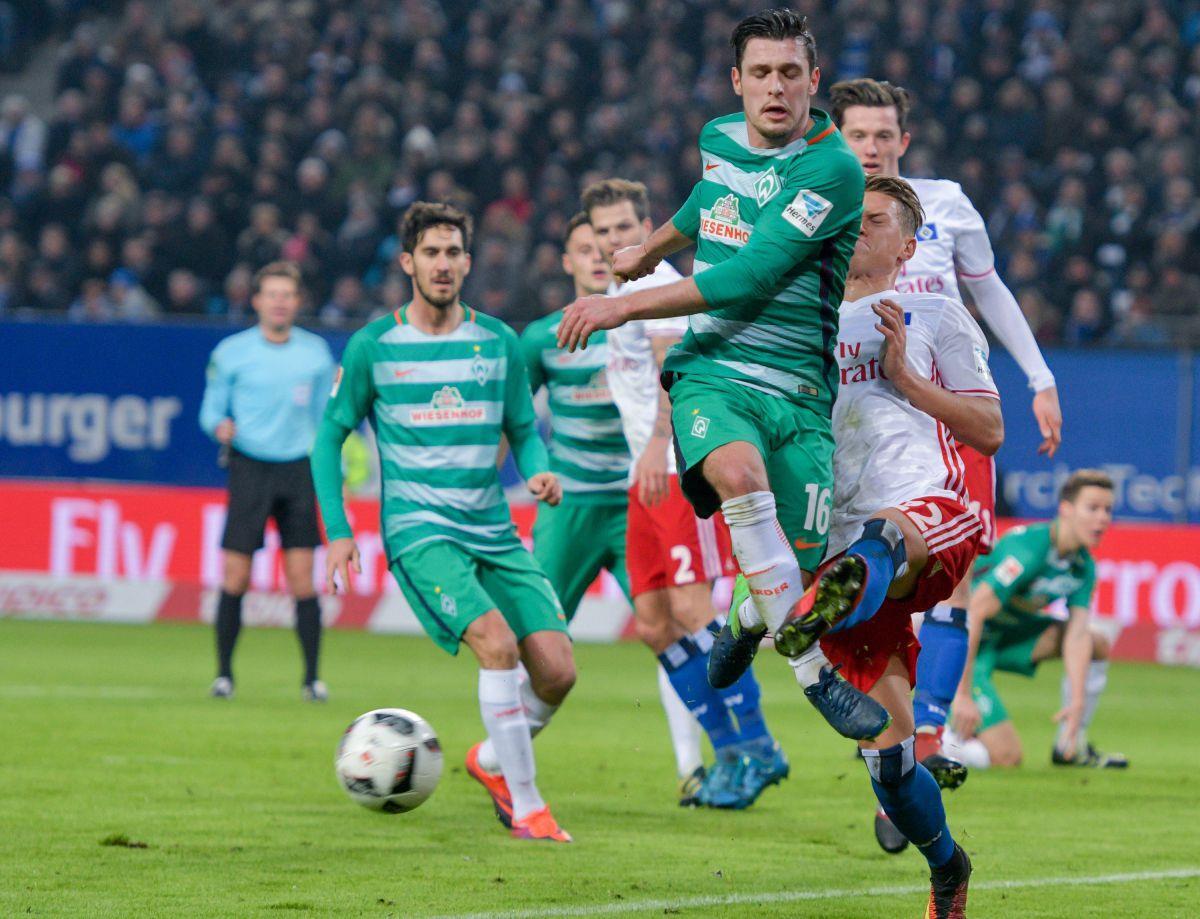 Weder Bremens Zlatko Junuzovic (Mitte vorne) noch Hamburgs Matthias Ostrzolek hilft das 2:2-Unentschieden im Abstiegskampf groß weiter.