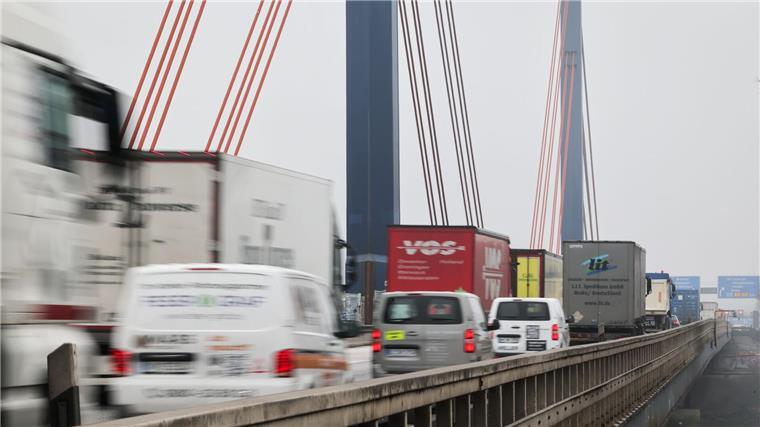Wegen Bauarbeiten an der Norderelbbrücke wird die Autobahn A1 nach Angaben der Autobahn GmbH von Freitagabend bis Montagmorgen zwischen dem Autobahndreieck Norderelbe und der Anschlussstelle Hamburg-Billstedt in Richtung Norden gesperrt. (Archivbild)