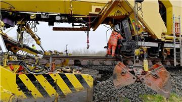 Wegen Bauarbeiten der Deutschen Bahn im Norden Hamburgs fallen zwei Wochen lang zahlreiche Zugverbindungen aus. (Archivbild)
