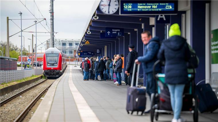 Bahnlinie zur Küste dicht: Was Herbsturlauber wissen sollten Wegen Bauarbeiten ist Norddeich Mole in den kommenden Wochen nicht per Zug zu erreichen. (Archivbild)