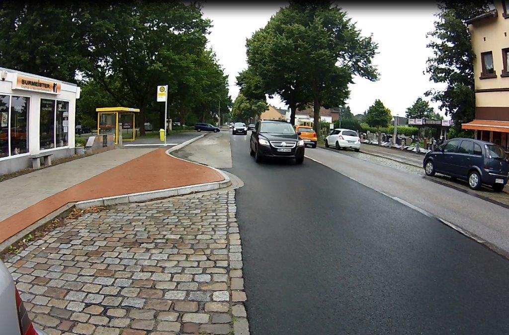 Wegen der barrierefreien Bushaltestelle müssen Radfahrer an der Spadener Straße jetzt auf der Fahrbahn fahren, das finden manche gefährlich. Das Amt meint, wenn alle sich an die neue Situation gewöhnt haben, wird es besser.