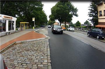 Wegen der barrierefreien Bushaltestelle müssen Radfahrer an der Spadener Straße jetzt auf der Fahrbahn fahren, das finden manche gefährlich. Das Amt meint, wenn alle sich an die neue Situation gewöhnt haben, wird es besser.