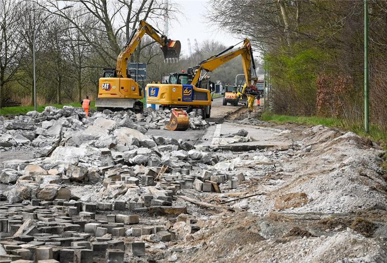 Diese Baustelle in Bremerhaven kostet Schwertransport-Begleitern den Job Bagger reißen den Straßenbelag auf.