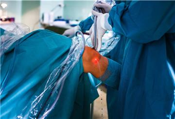 Wegen der Corona-Pandemie mussten die Kliniken viele planbare Eingriffe wie Knie-Operationen absagen oder verschieben.