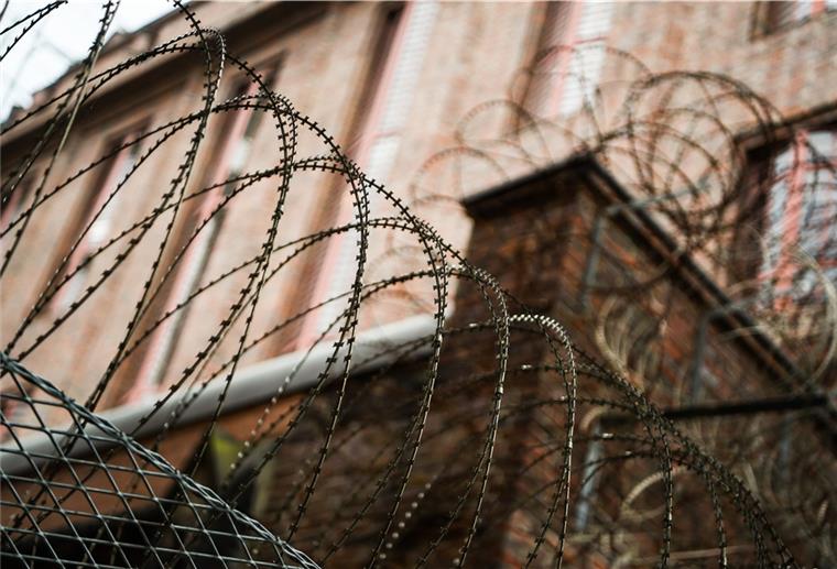 Corona: Gefangene in Bremerhaven und Bremen dürfen Knast verlassen Wegen der Coronakrise: In Bremerhaven und Bremen kommen Häftlinge auf freien Fuß.