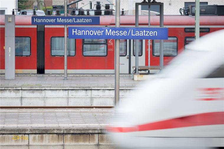 Wegen der Erneuerung einer Bahnbrücke im Zentrum von Hannover können viele Regional- und ICE-Züge nicht am Hauptbahnhof Hannover halten. 