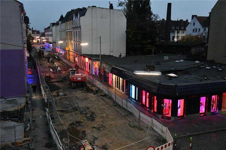Wegen der Kanalbauarbeiten in der Lessingstraße wird dort zurzeit nicht nur in den Koberfenstern gebaggert. Der Straßenstrich hingegen konnte dort nicht Fuß fassen. Foto Scheschonka