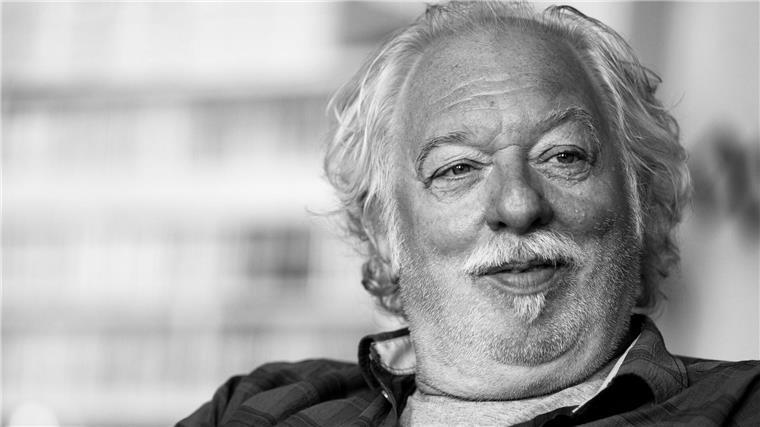 „Good Bye, Lenin“-Regisseur Wolfgang Becker mit 70 gestorben Wegen der Mauerfallkomödie „Good Bye, Lenin!“ wurde ihm in Interviews oft die Frage gestellt, ob er nun aus dem Osten oder Westen komme.