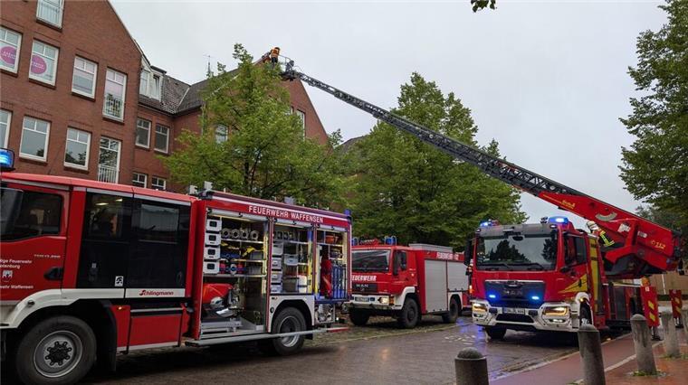 Kellerbrand in Rotenburg: 20 Hotelgäste evakuiert Mehrere Fahrzeuge der Feuerwehr stehen während eines Einsatzes vor einem Gebäude.