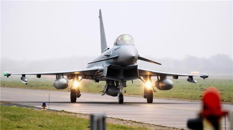 Erste Eurofighter ziehen wieder von Laage nach Wittmund Wegen der Sanierung der Landebahn hatte die Luftwaffe die Eurofighter 2022 von Wittmund nach Laage verlegt. (Archivbild)