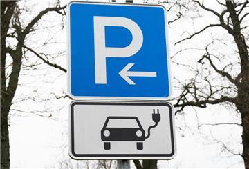 Ein Schild markiert einen Parkplatz für Elektroautos 