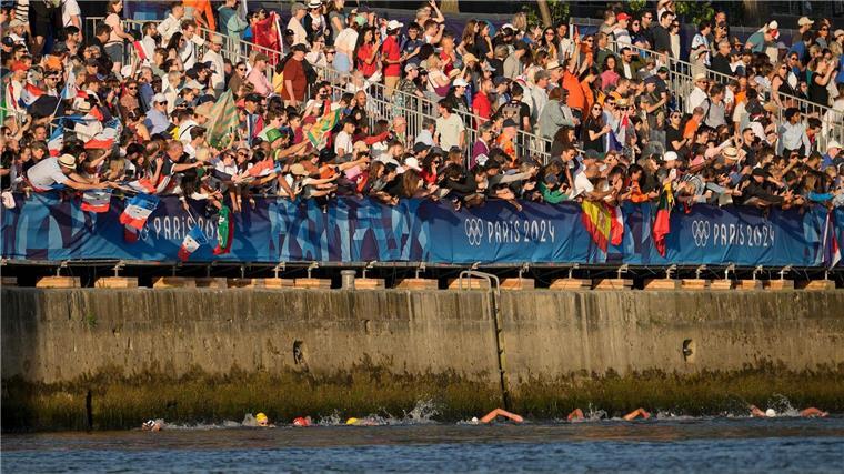 Beck verfehlt Medaille in der Seine: „Andere Sportart“ Wegen der Strömung schwammen die Sportlerinnen eng an der Mauer.