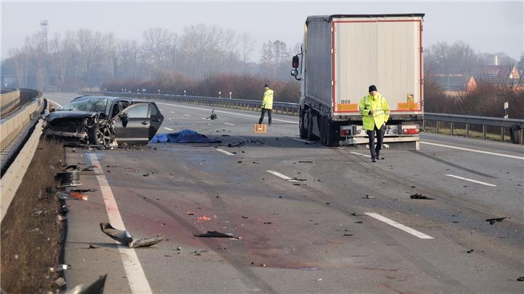 Drei Tote bei Unfällen auf A1 - teils an Stauende Wegen der Unfälle wurde die Autobahn 1 ab der Anschlussstelle Holdorf in Richtung Hamburg voll gesperrt.
