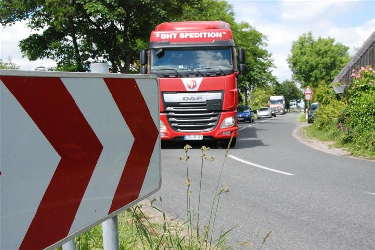 Wegen Wesertunnel-Sperrung: Laster quälen sich durch Büttel Wegen der Wesertunnel-Sperrung und der Sanierung der B437 müssen viele Lastwagen auf die Strecke in Büttel (Loxstedt) ausweichen.