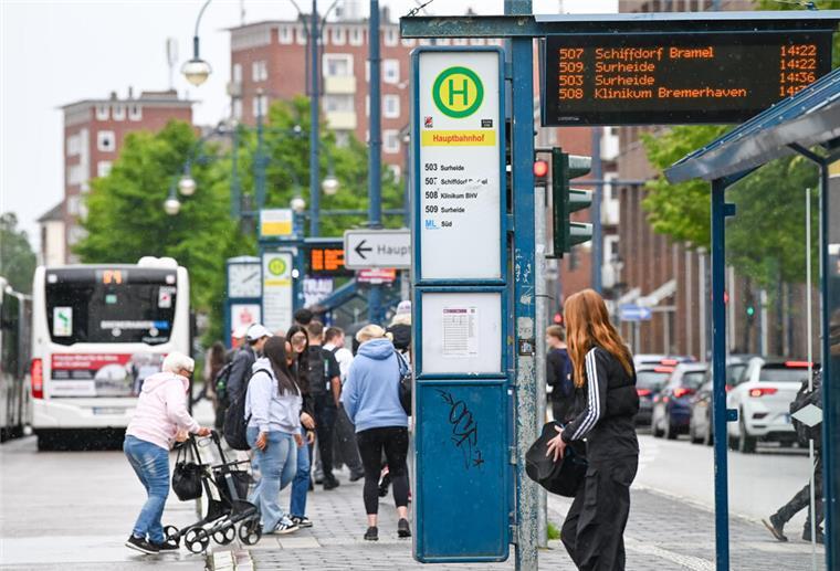 Bushaltestelle Menschen Bremerhaven