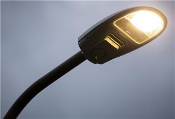 Um Energie einzusparen, verzichten in diesen Tagen viele Gemeinden auf das Einschalten der Straßenbeleuchtung. 