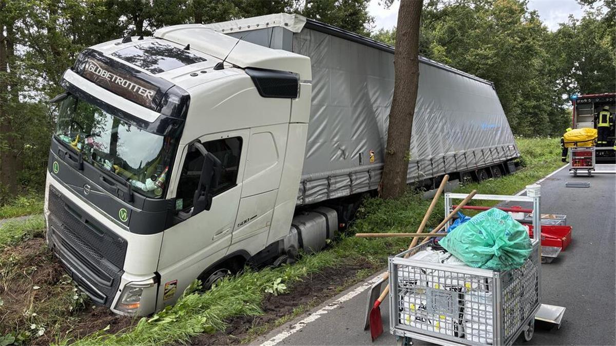 Ein verunglückter Laster im Seitengraben