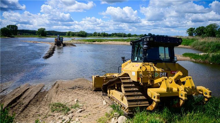 „Tanja“ pausiert trotz Baggerarbeiten weiter Wegen des Niedrigwassers in der Elbe pausiert eine Fähre im Landkreis Lüneburg.