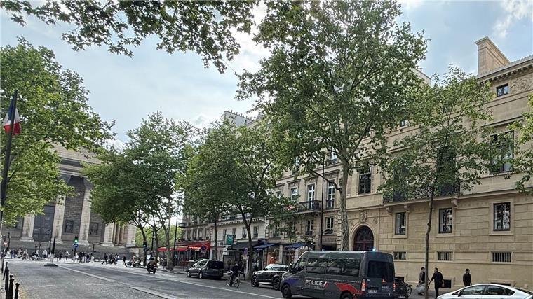 Prozess um Raubüberfall auf Kim Kardashian in Paris begonnen Wegen des Raubüberfalls auf Kardashian stehen nun neun Männer und eine Frau vor Gericht.