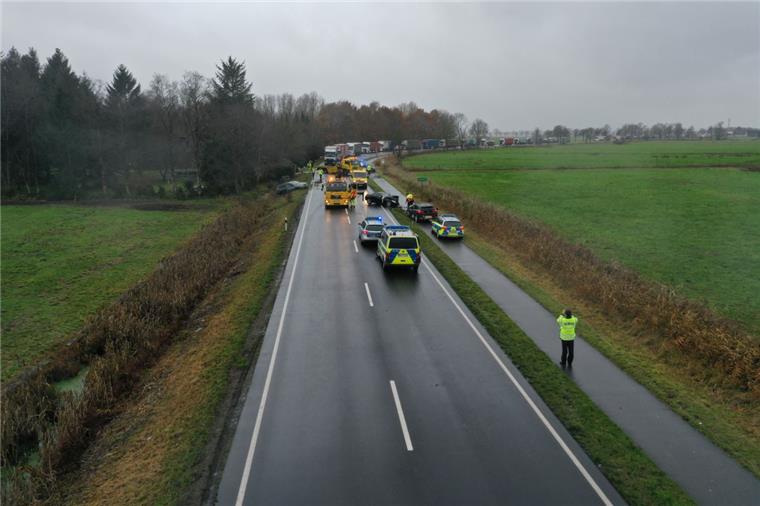 Unfall in Ovelgönne: Fünf Menschen verletzt Wegen des schweren Unfalls musste die B211 gesperrt werden.
