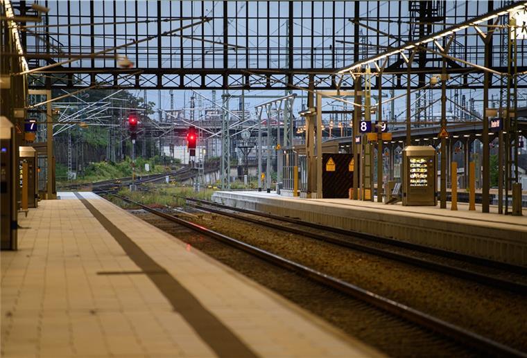 GDL-Streik: Bahnverkehr auch am Dienstag beeinträchtigt Rote Signale leuchten zwischen den Gleisen im Hauptbahnhof.
