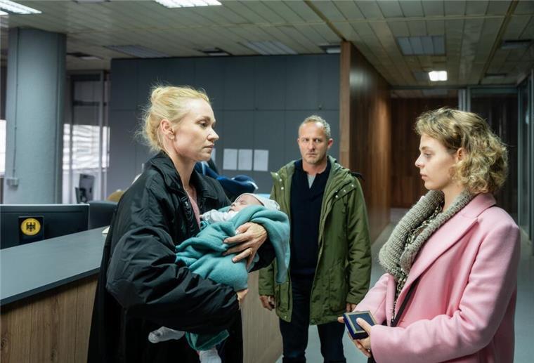 Das Kind, der Krieg und die Moral - ein berührender ZDF-Film Wegen des Ukraine-Krieges bleibt das Baby für Niclas und Judith länger bei Leihmutter Oksana als geplant.