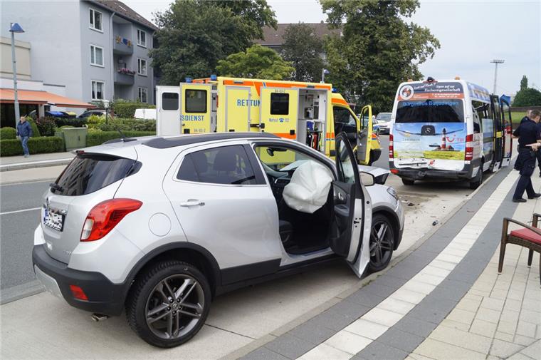 Nordenham: Opel prallt in Bürgerbus Wegen des Unfalls musste die Straße bis etwa 16.15 Uhr gesperrt werden.