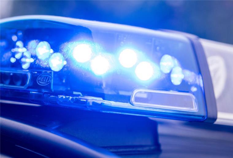 Das Blaulicht eines Polizeiwagens leuchtet. Die Polizei durchsuchte mehrere Objekte in der Wesermarsch wegen des Verdachts auf Waffenschmuggel.