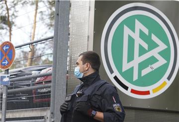 Wegen des Verdachts der Steuerhinterziehung hat die Staatsanwaltschaft Frankfurt/Main die Geschäftsräume des DFB sowie Privatwohnungen durchsucht. 
