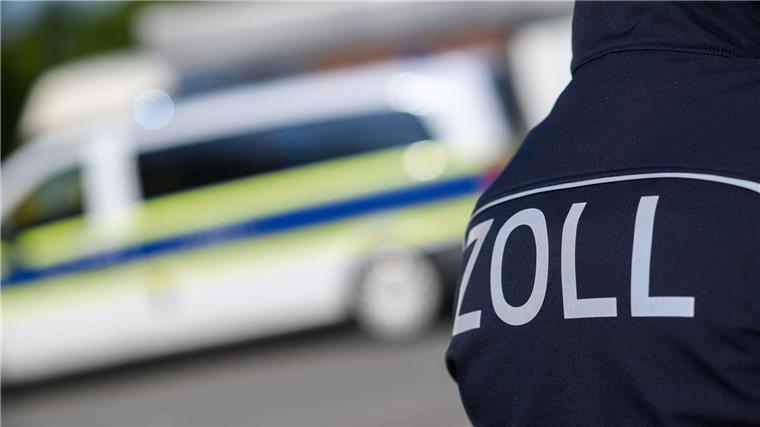 Milliarden Zigaretten geschmuggelt - zehn Festnahmen Wegen des Verdachts des Zigarettenschmuggels im großen Stil sind zehn Personen festgenommen worden. (Symbolbild)