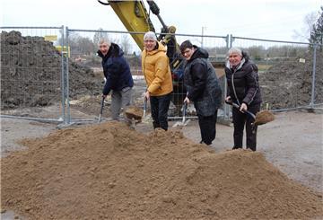 Wegen des widrigen Wetters zwar nur einer kurzer Moment, aber für die Stadt Brake ein richtungsweisender: Markus Kellner von der Baufirma Depenbrock, Bürgermeister Michael Kurz, Schulleiterin Susanne Janssen und Ratsvorsitzender Jürgen Boom (von links) beim ersten Spatenstich für den Neubau der Grundschule Harrien.