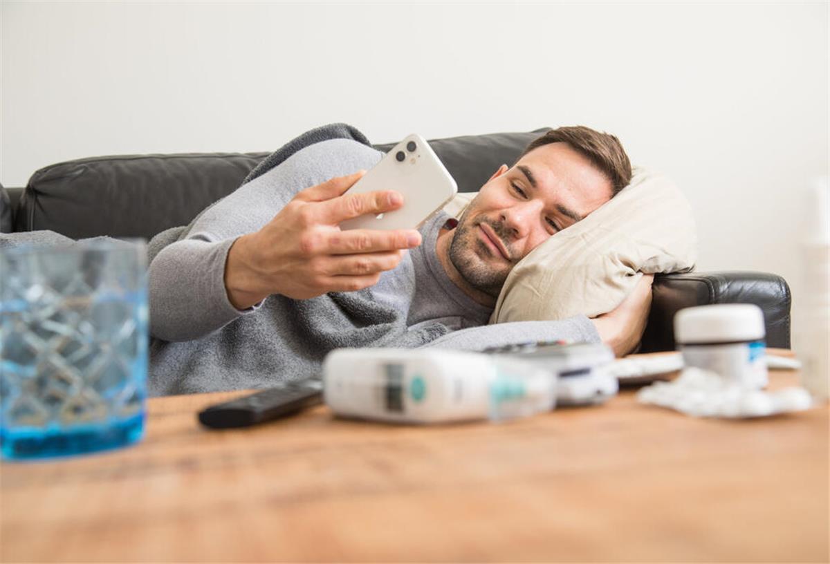 Muss ich das Bett hüten? 5 Regeln zur Krankmeldung, die Ihr kennen sollten Wegen einer Erkältung zum Arzt: Wenn der Arbeitgeber den Nachweis verlangt, müssen Beschäftigte schon ab dem ersten Krankheitstag eine AU-Bescheinigung vorlegen.