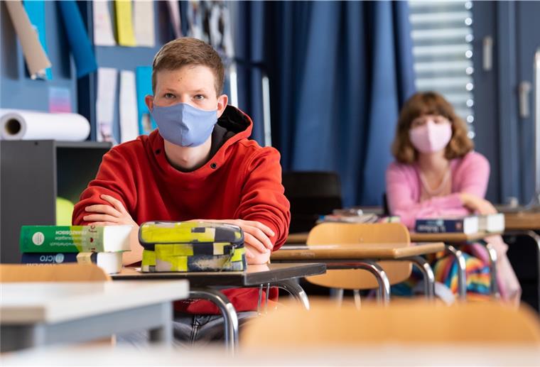 In Bremen müssen 100 Schüler in Quarantäne Wegen einer externen Person, die die Kohorte besucht hat, müssen 100 Bremer Schüler*innen vorerst in Quarantäne.