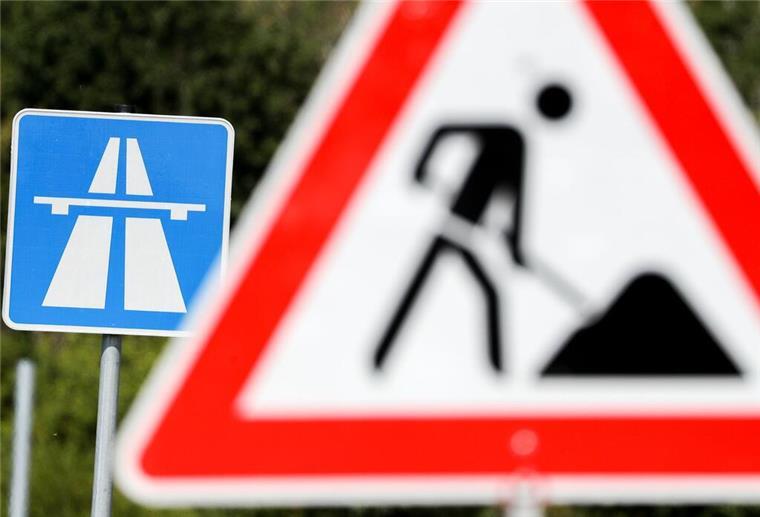 Ein Schild weist auf eine Baustelle auf einer Autobahn hin. 