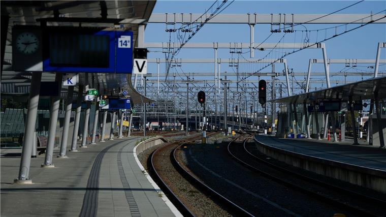 Streik bremst Bahnverkehr von Deutschland in Niederlande aus Wegen eines Bahnstreiks in den Niederlanden fallen am Dienstag auch die meisten Züge von Deutschland nach Amsterdam aus (Archivbild).