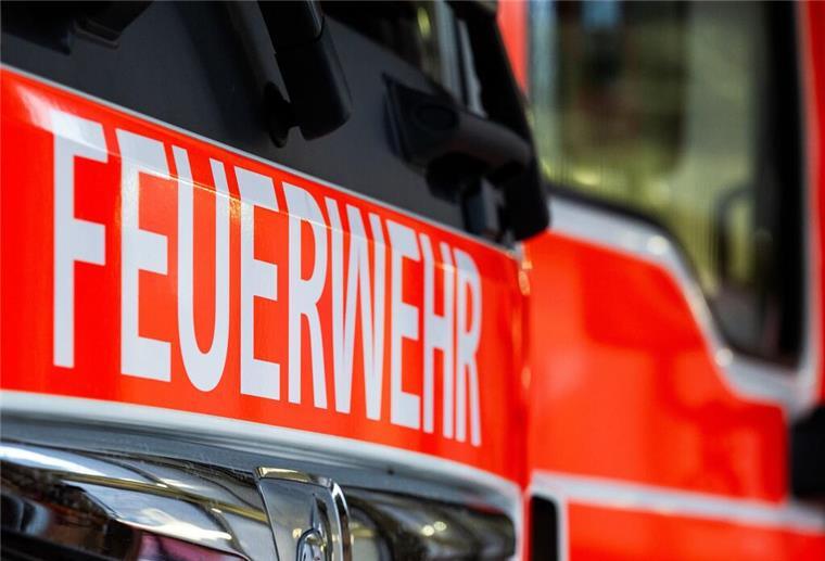 Feuer stoppt Zugverkehr zwischen Bremerhaven und Bremen Ein Einsatzfahrzeug mit der Aufschrift «Feuerwehr»