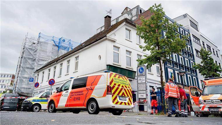 Polizeieinsatz in Oldenburg - Mann springt von Hochhaus Wegen eines Großeinsatzes wurde über Stunden eine Straße in Oldenburg gesperrt.