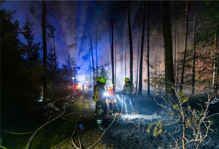 Brand an der A7 bei Schwarmstedt: Wochenendgebiet evakuiert Wegen eines großflächigen Brandes im Heidekreis ist das Wochenendgebiet Esseler Wald am Mittwochabend evakuiert worden.