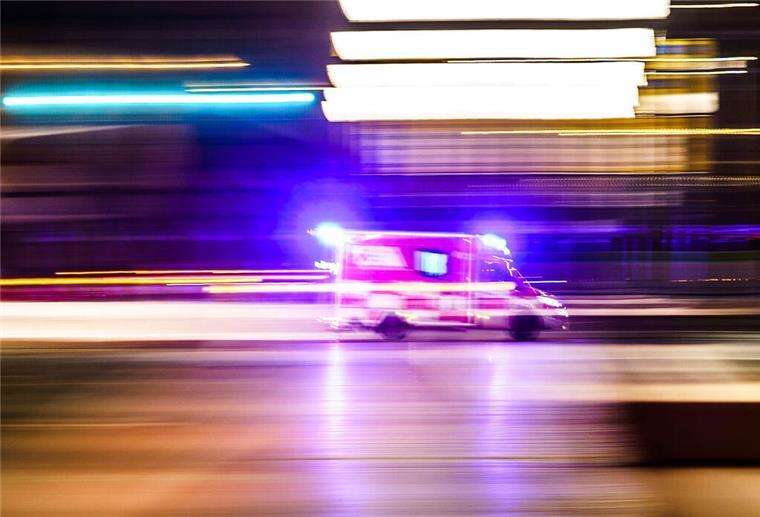 Mann bei Verkehrsunfall in Stotel verletzt Ein Rettungsfahrzeug ist vor Tagesanbruch mit Blaulicht unterwegs (Aufnahme mit Mitzieheffekt). (zu dpa: «Hessen will mit neuen Krankentransportern Rettungswagen entlasten») +++ dpa-Bildfunk +++