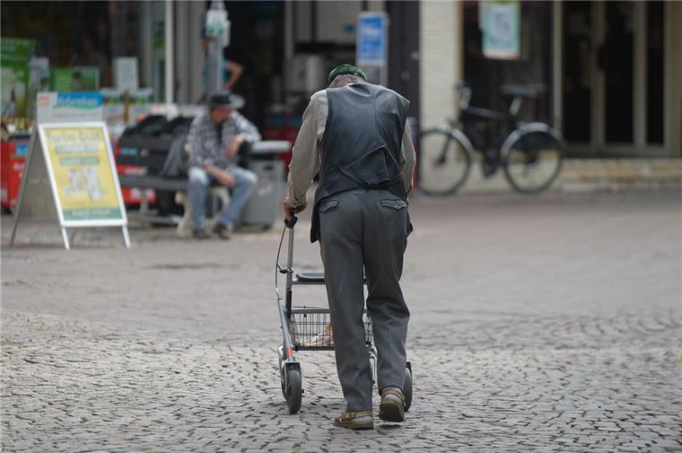 90-Jähriger droht in Arztpraxis - Polizei findet Waffe im Rollator Wegen eines Streits um Medikamente hat ein 90-Jähriger den Mitarbeitern einer Arztpraxis gedroht und einen Polizeieinsatz ausgelöst.