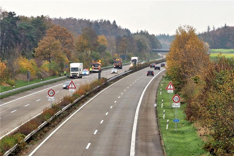 Nur eine Spur frei: Defekter Lastwagen auf der A27 Wegen eines technischen Defekts blieb auf der A27 ein Lastwagen liegen.