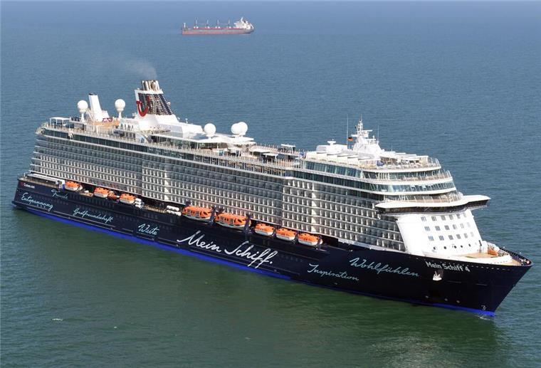 Kreuzfahrt gecancelt! Mein Schiff sagt Tour im Oktober ab Die Mein Schiff 4 fährt über das Wasser.