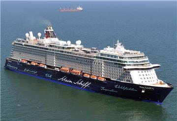 Die Mein Schiff 4 fährt über das Wasser.